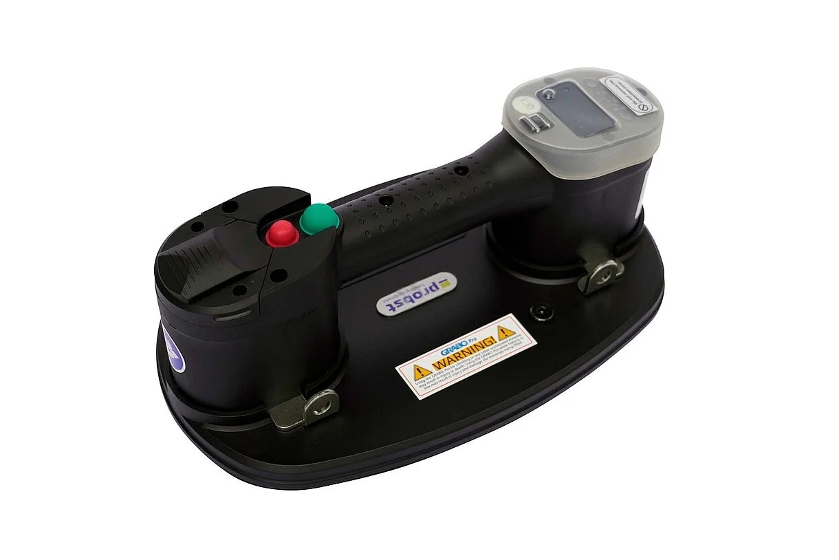 Bezpieczne przenoszenie szkła za pomocą chwytaka Probst FXAH-120 z manometrem